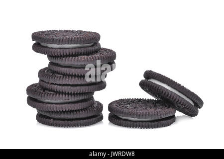 Biscuits au chocolat avec crème sandwich sur fond blanc Banque D'Images