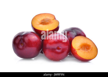 Ensemble et la moitié des prunes cerise rouge isolé sur fond blanc Banque D'Images