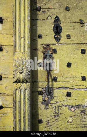 Vieille porte cloutée et serrures, Oloron-Sainte-Marie, France. Banque D'Images