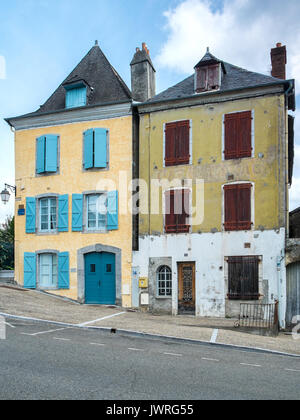 Maisons anciennes à Oloron-Sainte-Marie, France. Banque D'Images