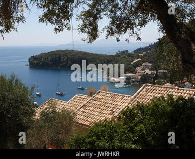 Kelami, vu de la colline. Centre - Le Durrells "Maison Blanche, Kalami Corfou, 'une maison blanche comme un jeu de dés sur un rocher déjà vénéré avec th Banque D'Images