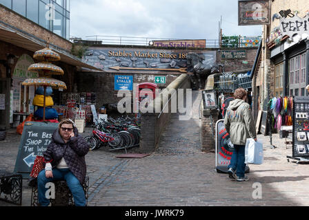 Londres Angleterre, marché de Camden, statue de cheval de bronze, ville de Camden, écuries de Camden, Cobble's, People Shopping, Shopping, stands, marchandises, produits Banque D'Images