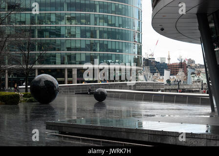 Londres Angleterre, à côté de la Tamise, Glass Office Building, quartier financier, ville de Londres, Wet Pavement, commercial, Business, Roré Banque D'Images