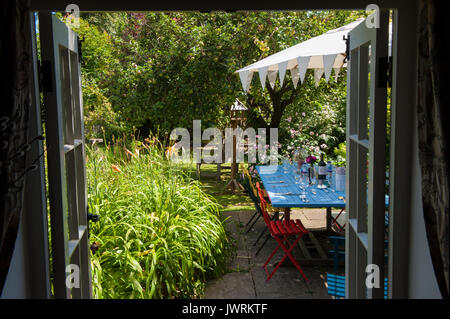 Meubles de couleur vive à l'extérieur pour les repas en plein air à l'heure du déjeuner Banque D'Images