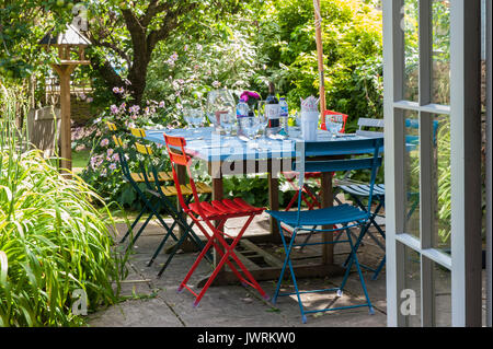 Meubles de couleur vive à l'extérieur pour les repas en plein air à l'heure du déjeuner Banque D'Images