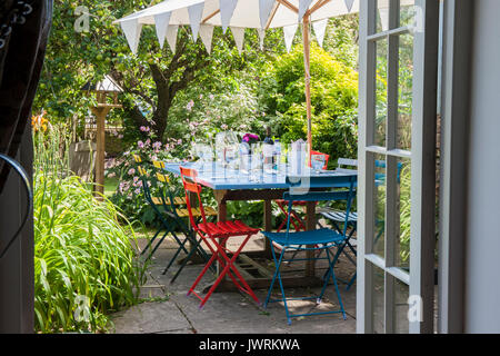 Meubles de couleur vive à l'extérieur pour les repas en plein air à l'heure du déjeuner Banque D'Images