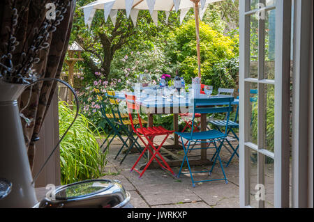 Meubles de couleur vive à l'extérieur pour les repas en plein air à l'heure du déjeuner Banque D'Images