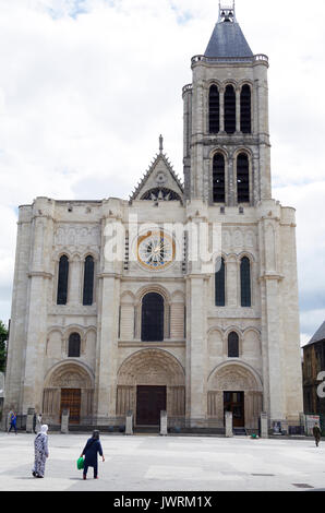 1-3 de la Basilique de Saint Denis, l'abbaye médiévale église dans la ville de Saint-Denis, aujourd'hui une banlieue nord de Paris, France, Banque D'Images