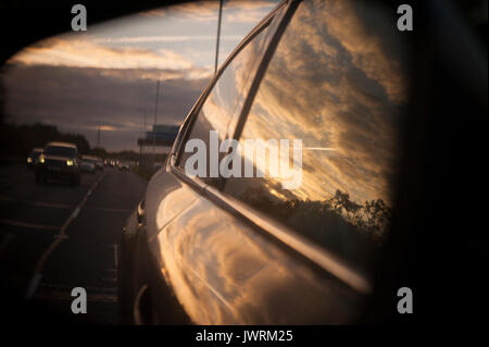 Coucher du soleil sur la M40 en conduite à Londres Banque D'Images