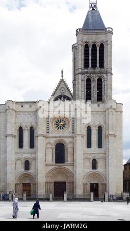 1-3 de la Basilique de Saint Denis, l'abbaye médiévale église dans la ville de Saint-Denis, aujourd'hui une banlieue nord de Paris, France, Banque D'Images