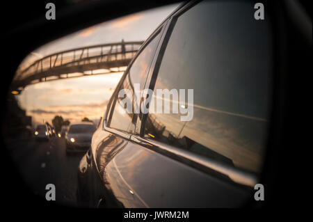 Coucher du soleil sur la M40 en conduite à Londres Banque D'Images