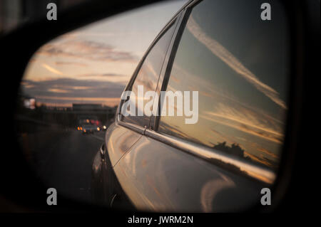 Coucher du soleil sur la M40 en conduite à Londres Banque D'Images