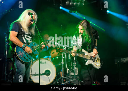 Le 16 juillet 2017. Kiev, Ukraine. Mick Box, guitariste, et Davey Rimmer, basse, l'exécution au cours d'un concert de groupe de rock britannique Uriah Heep. Banque D'Images