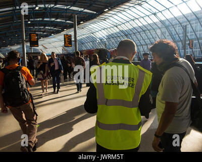 En août 2017 la perturbation que les plates-formes sont étendues à la gare de Waterloo et de perturbation majeure concerne le transport à et de la gare. Banque D'Images