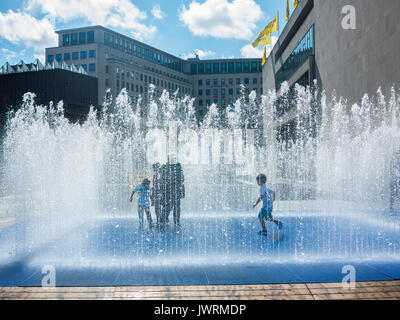 Jouant dans des fontaines du London's South Bank embankment Banque D'Images