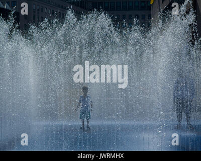 Jouant dans des fontaines du London's South Bank embankment Banque D'Images