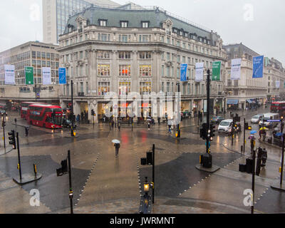 Shoppers dans un quartier désert Oxford Circus que heavy rain se déverse vers le bas Banque D'Images
