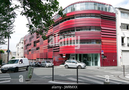 L'un des deux développements dans la Rue de la Fontaine au Roi, 75011 Paris, France fournissant logement étudiant construit à cet effet, le logement social efficace Banque D'Images