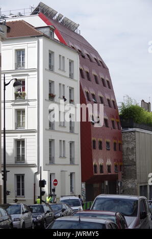 L'un des deux développements dans la Rue de la Fontaine au Roi, 75011 Paris, France fournissant logement étudiant construit à cet effet, le logement social efficace Banque D'Images