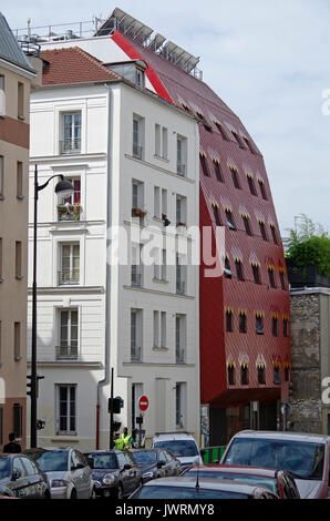 L'un des deux développements dans la Rue de la Fontaine au Roi, 75011 Paris, France fournissant logement étudiant construit à cet effet, le logement social efficace Banque D'Images