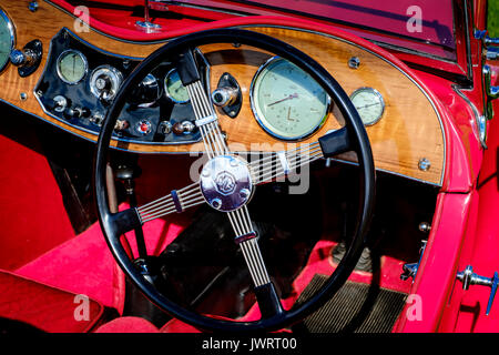 Biggar, South Lanarkshire - 44e rallye de véhicules anciens. Volant d'une voiture d'époque. Banque D'Images