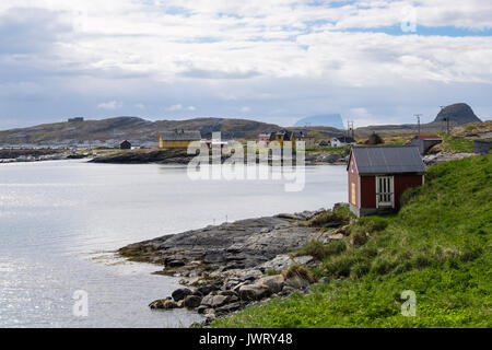 Ancien village de pêcheurs vieux maisons autour de baie abritée sur l'île de Sanna, Traena, comté de Nordland, Norvège, Scandinavie, l'Europe. Banque D'Images