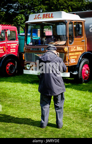 Biggar, South Lanarkshire - 44e rallye de véhicules anciens. Un monsieur âgé de photographies vintage de camions. Banque D'Images