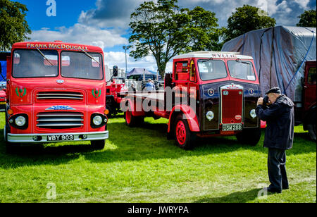 Biggar, South Lanarkshire - 44e rallye de véhicules anciens. Un monsieur âgé de photographies vintage de camions. Banque D'Images