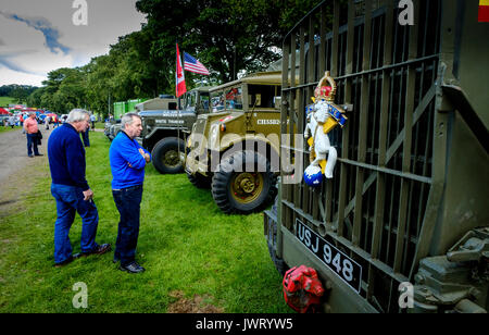 Biggar, South Lanarkshire - 44e rallye de véhicules anciens. Deux hommes admirer les véhicules militaires. Banque D'Images