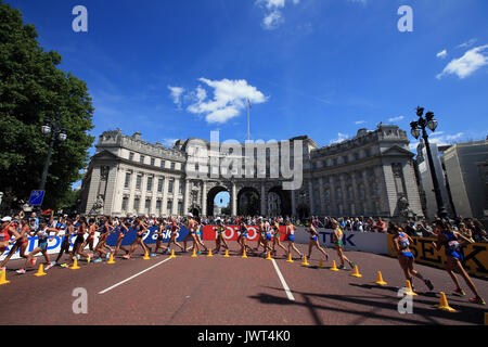 Vue générale comme concurrents passer l'Admiralty Arch dans le 20km marche pendant dix jours des Championnats du monde IAAF 2017 à la London Stadium. Photo date : dimanche 13 août, 2017. Voir l'histoire du monde d'ATHLÉTISME PA. Crédit photo doit se lire : John Walton/PA Wire. RESTRICTIONS : un usage éditorial uniquement. Pas de transmission de sons ou d'images en mouvement et pas de simulation vidéo. Banque D'Images