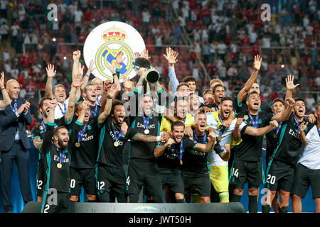 Skopje, Macédoine - Août 8,2017 : Real Madrid célébrer avec le trophée après avoir battu Manchester United 2-1 lors de la finale de la coupe super match de foot à Banque D'Images