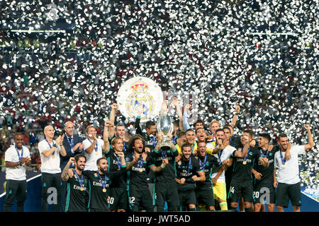 Skopje, Macédoine - Août 8,2017 : Real Madrid célébrer avec le trophée après avoir battu Manchester United 2-1 lors de la finale de la coupe super match de foot à Banque D'Images