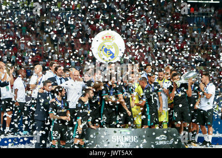 Skopje, Macédoine - Août 8,2017 : Real Madrid célébrer avec le trophée après avoir battu Manchester United 2-1 lors de la finale de la coupe super match de foot à Banque D'Images