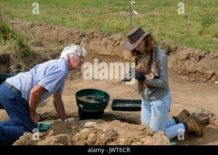 2017 - Projet Romain Aylsham archéologie jeune femelle creuse un troisième cycle en four romain senior male cherche sur Banque D'Images