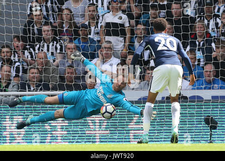 Newcastle United gardien Rob Elliot fait une sauvegarde au cours de la Premier League match à St James' Park, Newcastle. Banque D'Images