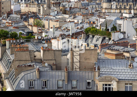 Toits de Paris en été avec jardins sur toit et mansardes. 17ème arrondissement de Paris, France Banque D'Images
