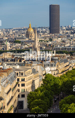 Toits de Paris en été avec vue sur les Invalides et la Tour Montparnasse. Paris, France Banque D'Images