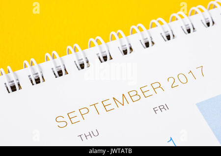 Sur septembre calendrier blanc, page 24 Calendrier sur fond jaune Banque D'Images