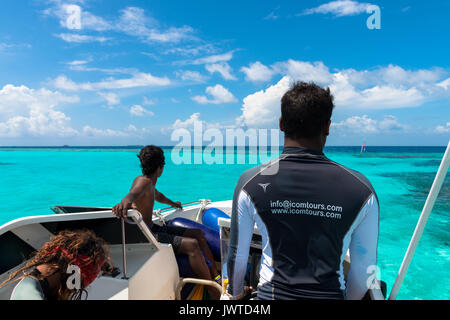 MALDIVES, MAAFUSHI - février 29, 2016 : photo grand angle de trois hommes Maldives guider les touristes sur les eaux turquoises des Maldives. Banque D'Images