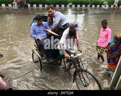 Une rue de sorts suivants gorgés d'averse à Dhaka le 02 août, 2017 Banque D'Images