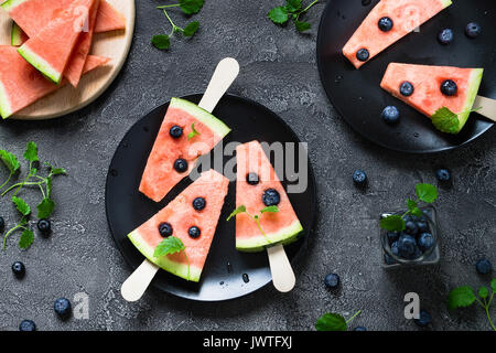 Watermelon les popsicles farci de Blueberry. Rafraîchissant doux snack-concept. Vue de dessus sur fond sombre Banque D'Images