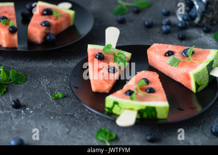 Watermelon les popsicles farci de Blueberry. Rafraîchissant doux snack-concept. Selective focus sur fond sombre Banque D'Images