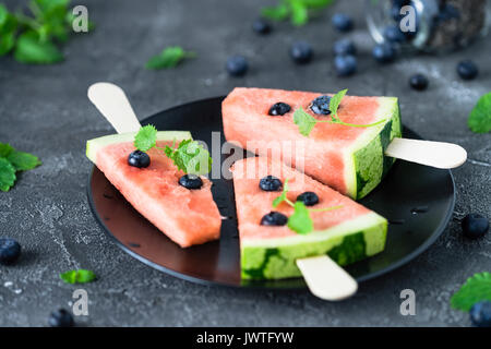 Watermelon les popsicles farci de Blueberry. Rafraîchissant doux snack-concept. Selective focus sur fond sombre Banque D'Images