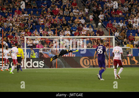 Harrison, NJ USA - 12 août 2017 : gardien Luis Robles (31) Red Bulls de sauvegardes pendant MLS match de saison régulière contre Orlando CIty SC au Red Bull Arena Red Bulls a gagné 3 - 1 Banque D'Images