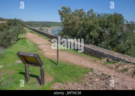 Donnant sur le barrage de réservoir de Cornalvo du haut du mur. Ce barrage a été déclarée Monument National le 13 décembre 1912, et c'est encore en cours d'utilisation nowada Banque D'Images