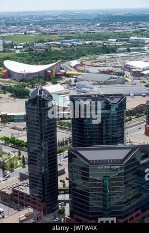 La vue aérienne vers le stampede de Calgary Saddledome Showground et de la tour de Calgary Alberta Canada Banque D'Images