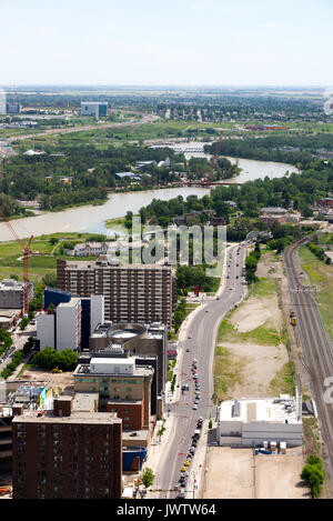 Une vue aérienne de la tour de Calgary de la rivière Bow et une partie du centre-ville de Calgary avec ligne de chemin de fer, Alberta Canada Banque D'Images