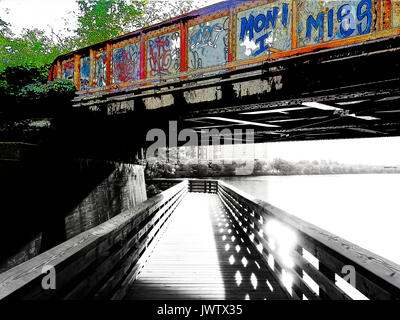 Avec de vieux pont sur le dessus des rails de train Banque D'Images