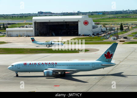 La compagnie aérienne Air Canada avion de Boeing 767-375ER C-GHOZ Taxiing à l'arrivée à l'Aéroport International de Calgary Alberta Canada Banque D'Images