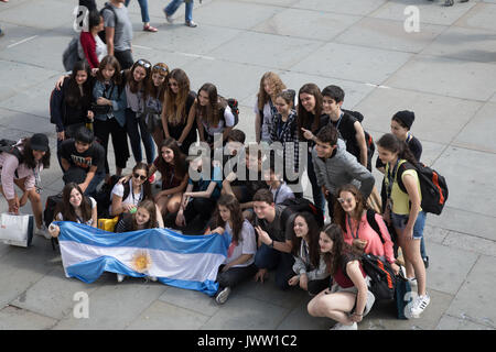 Tamise, Embankment, London, UK. 13 août 2017. Météo France : chaude journée ensoleillée avec des nuages plus Traflgar Square.Le centre de Londres était occupé à l'apogée de la raison. Credit : WansfordPhoto/Alamy Live News Banque D'Images